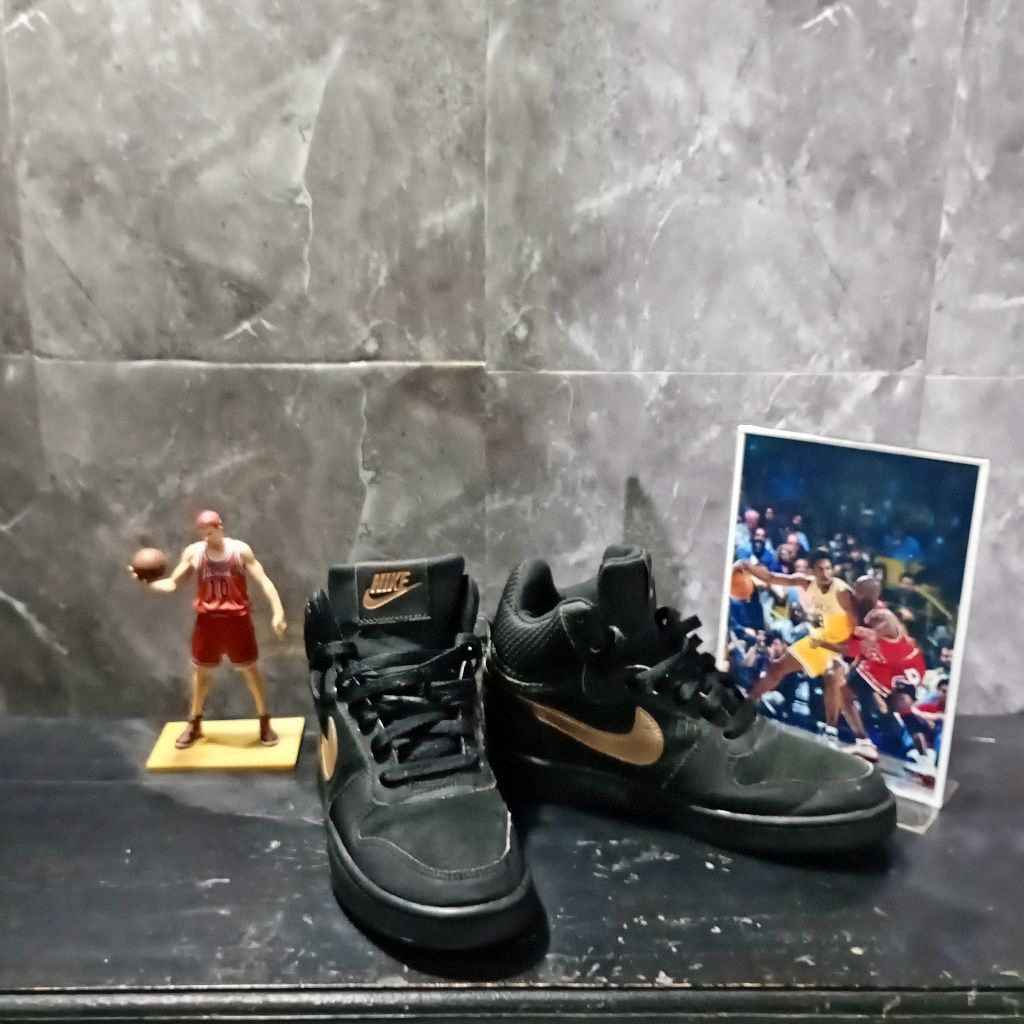 SEPATU BRANDED KONDISI ISTIMEWAH Nike Court Borough Mid Premium. ukuran 37,5 insol 23,5cm