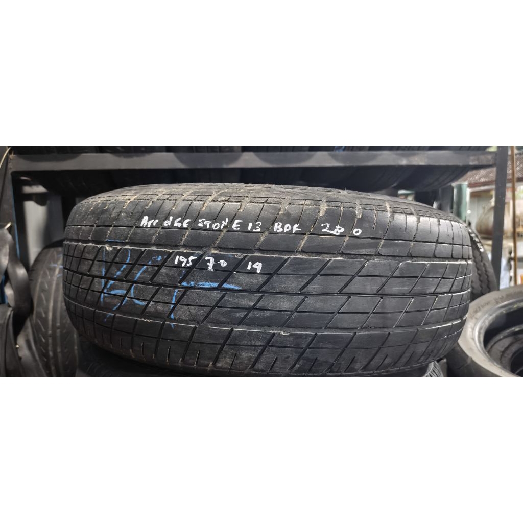 Ban Mobil bekas garitan Bridgestone 195/70 R14 Techno. Belum ada tambalan tahun pembuatan 2013 BDF