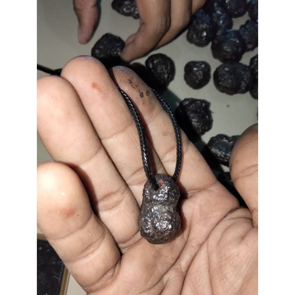 liontin batu badar besi nempel magnit