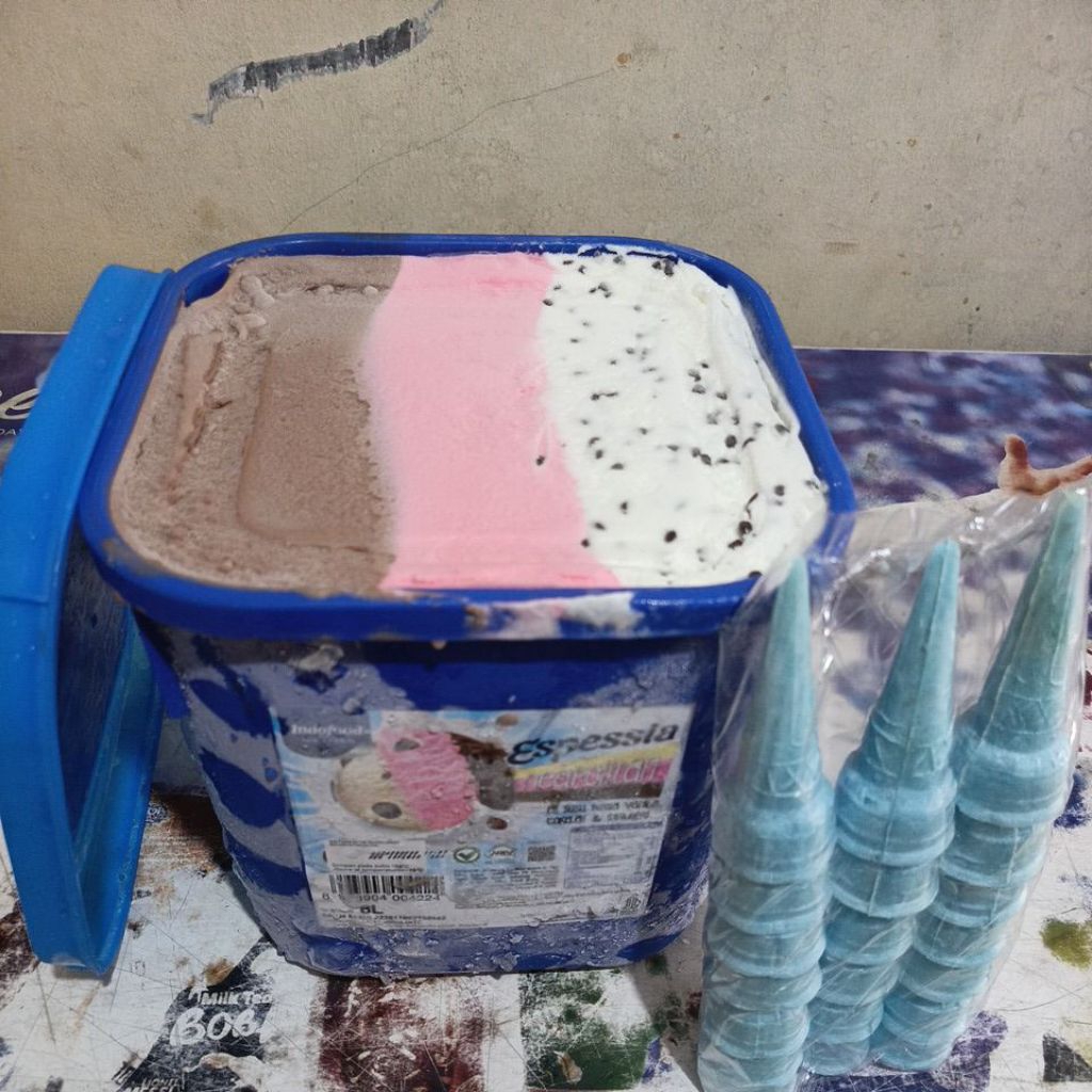 ice cream espessia neopolitan chochochip 8 liter + BONUS cone 20 pcs / ice cream indoeskrim bulk bir