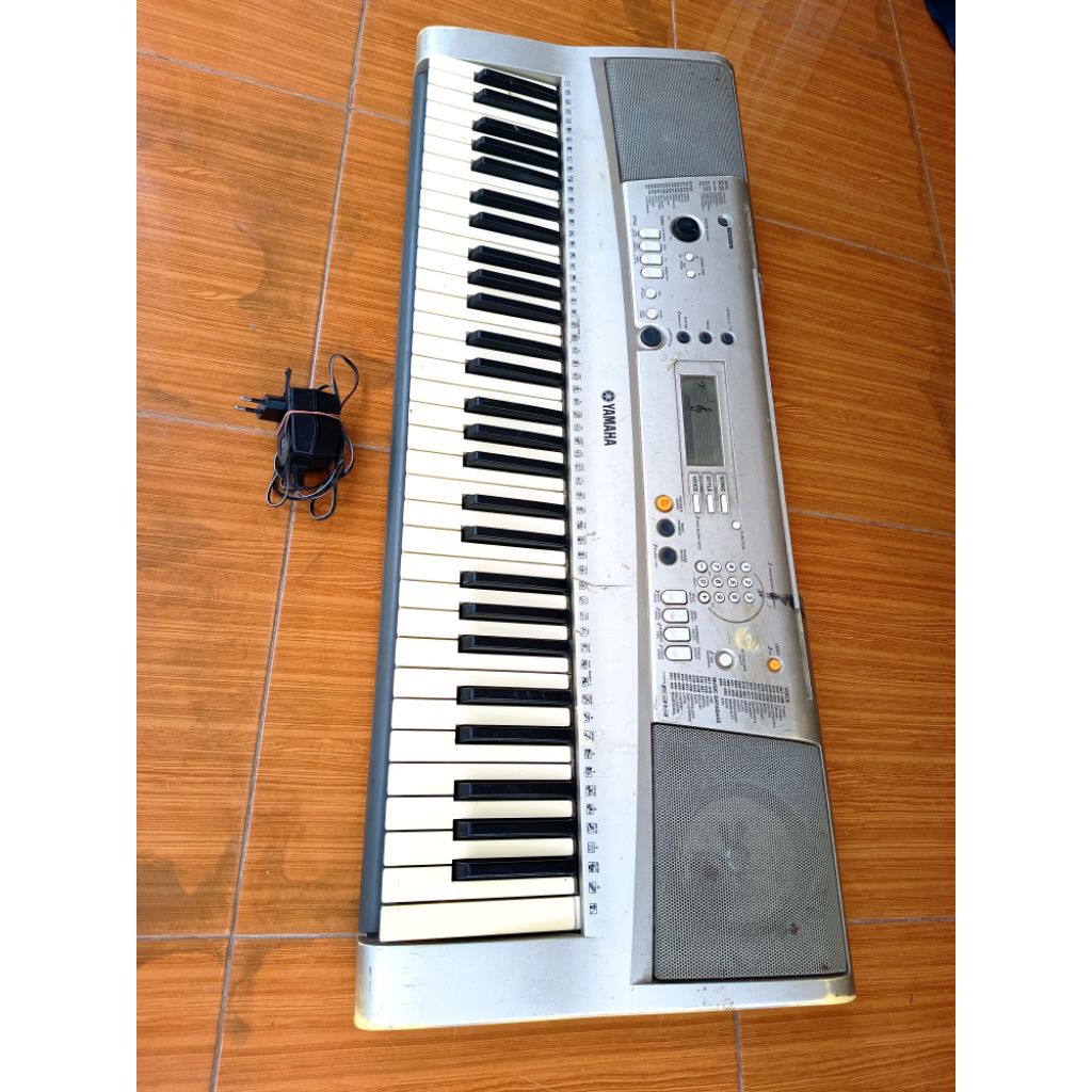 alat musik piano keyboard yamaha psr e313,bekas normal semua