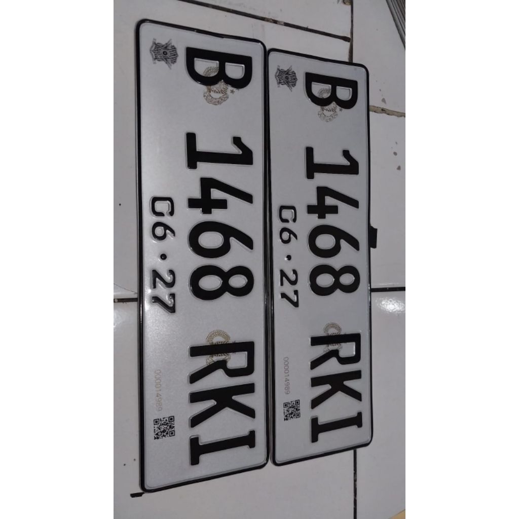 plat nomor mobil reflektif