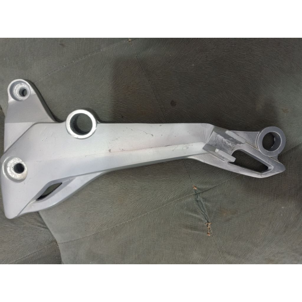 pijakan kaki belakang motor Suzuki sogun SP