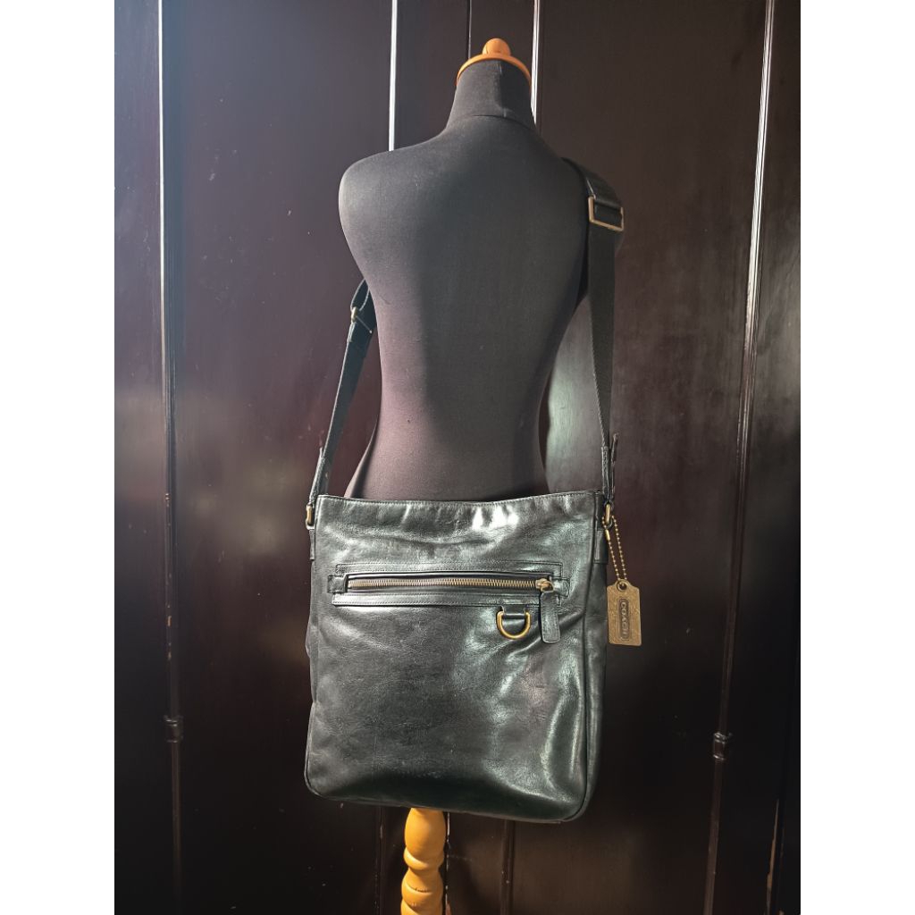 Sling Bag / Tas Selempang Ukuran Sedang Kulit Asli Brand  C O A C H  Black Genuine Leather