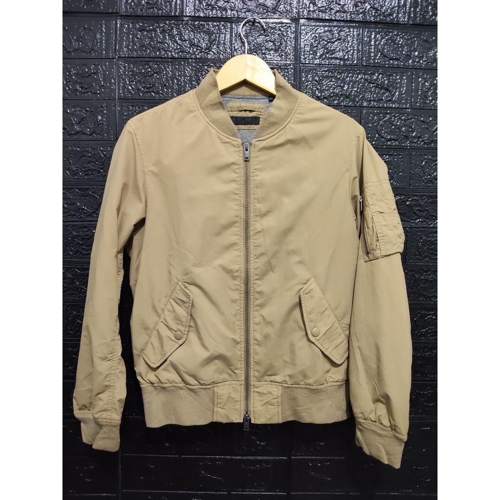 Bomber Jacket Uniqlo tag hitam