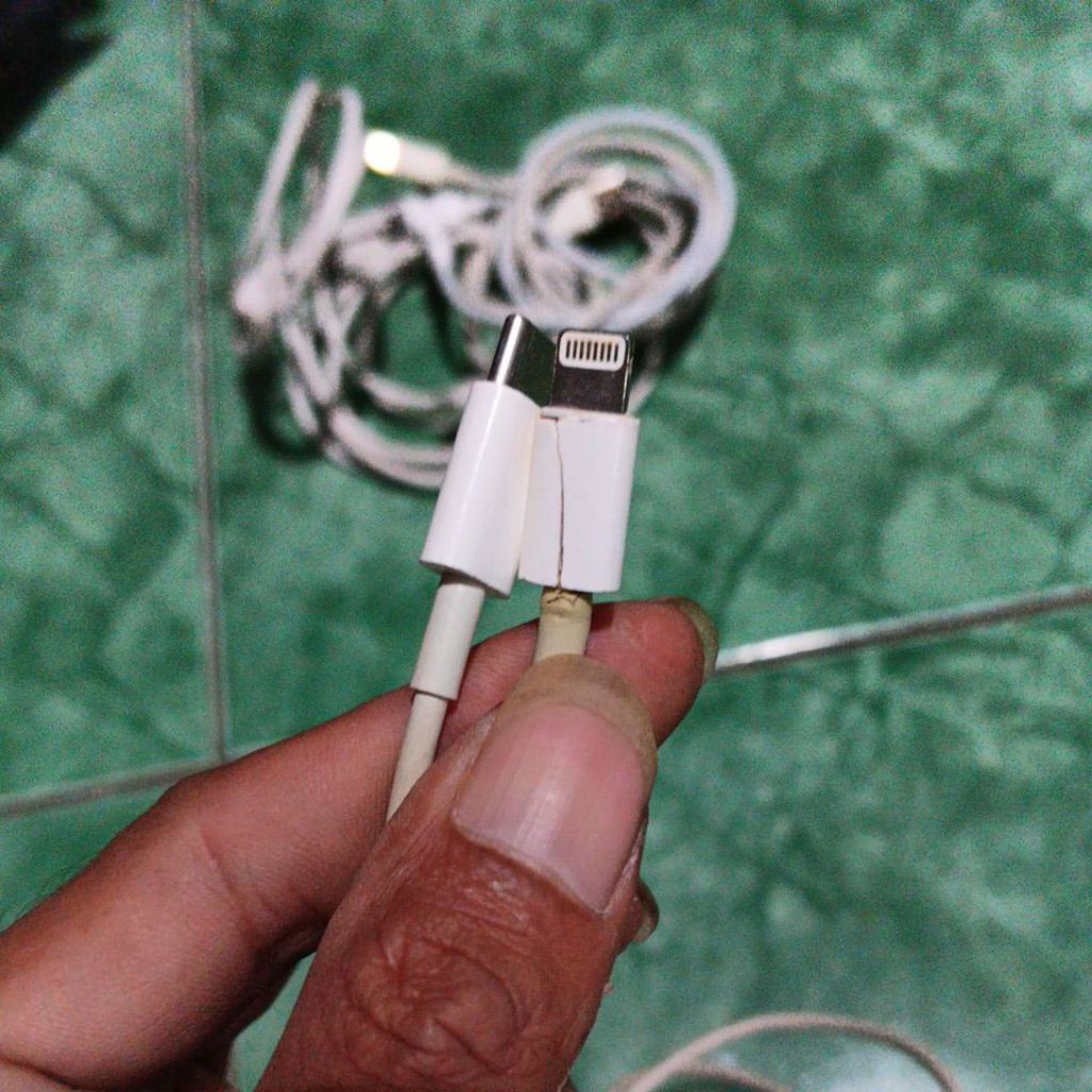 kabel data iPhone original copotan