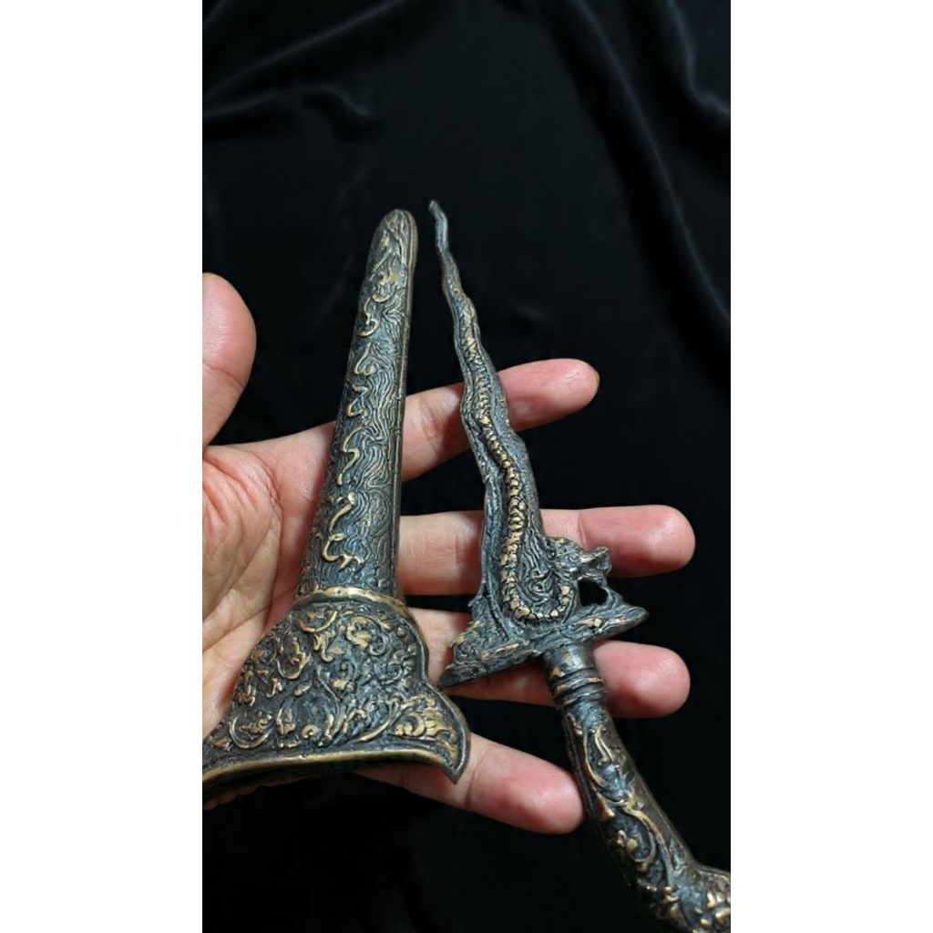 Koleksi Benda Antik Patrem Luk Naga Detail Halus - Souvenir Seni Tradisional Vintage - Miniatur Keri
