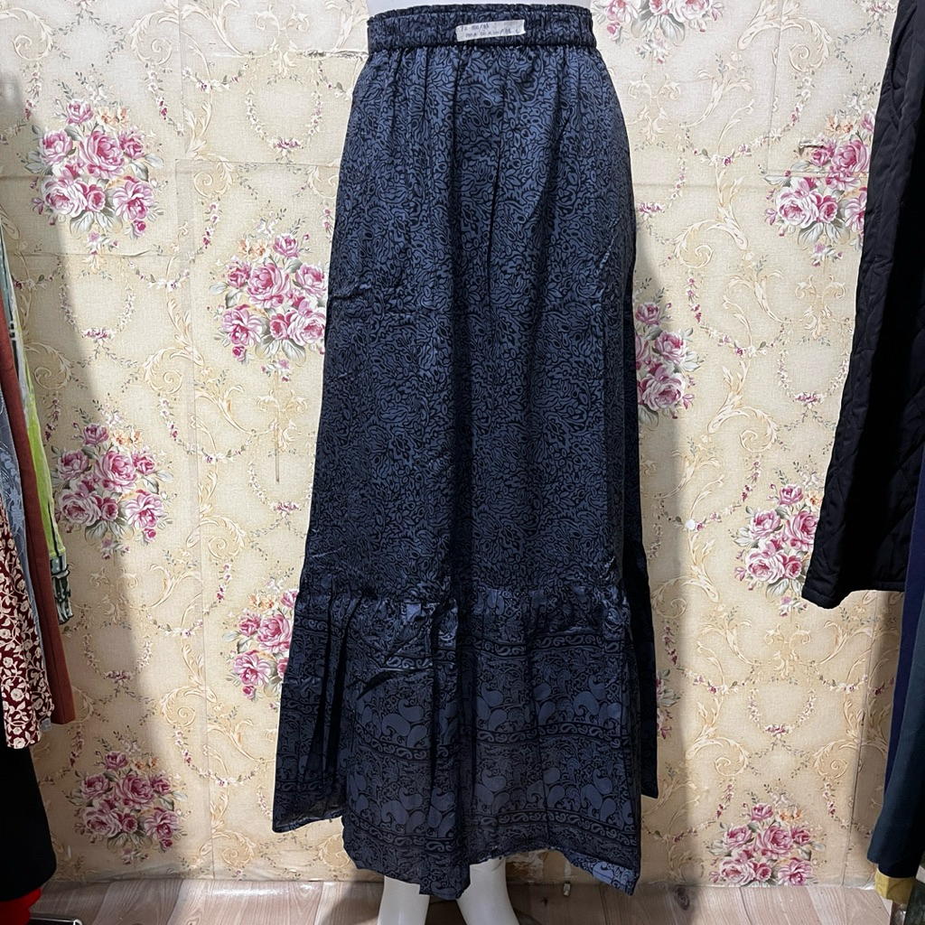 skirt by uniqlo x anna sui