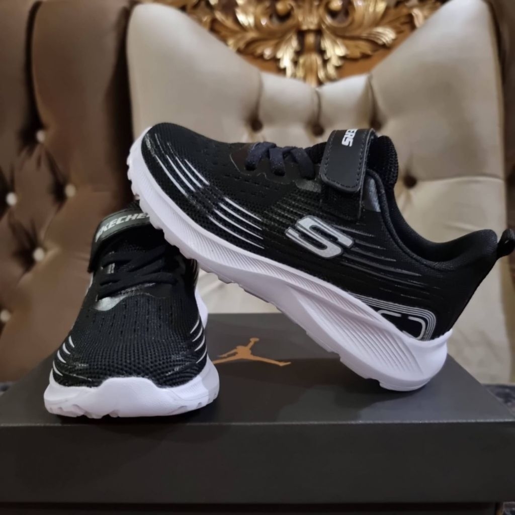 BACK TO SCHOOL SEPATU SKECHERS HITAM PUTIH KEREN