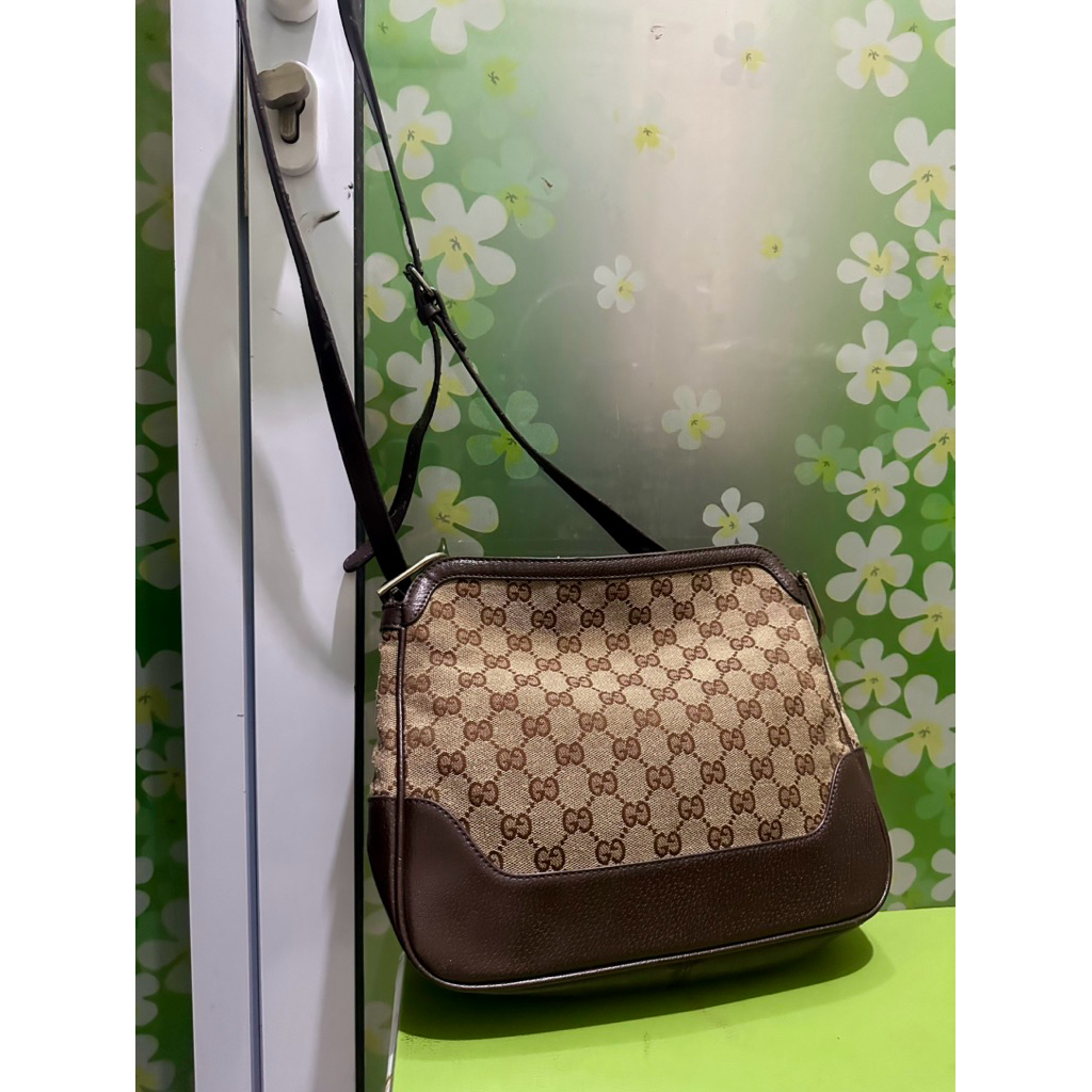 Gucci - Preloved tas Gucci crossbody bag features the signature GG logo canvas combined with brown l