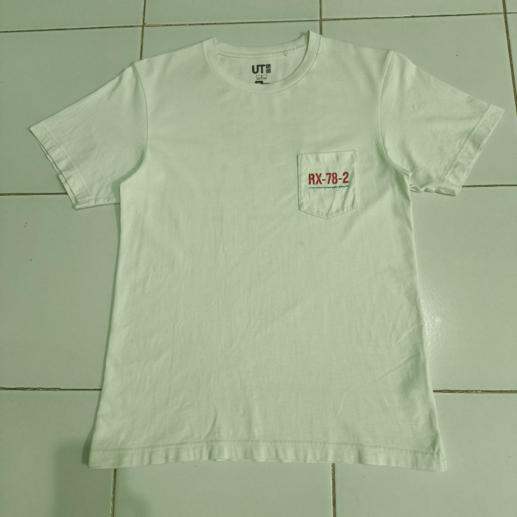 Kaos Uniqlo x Gundam Preloved