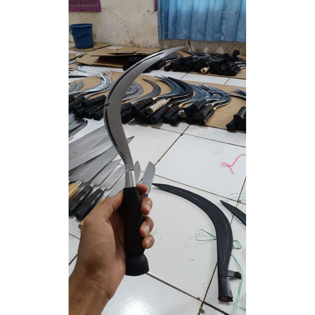 Arit rumput mini ukuran 40 cm bahan baja hitam lengkap sarung kulit
