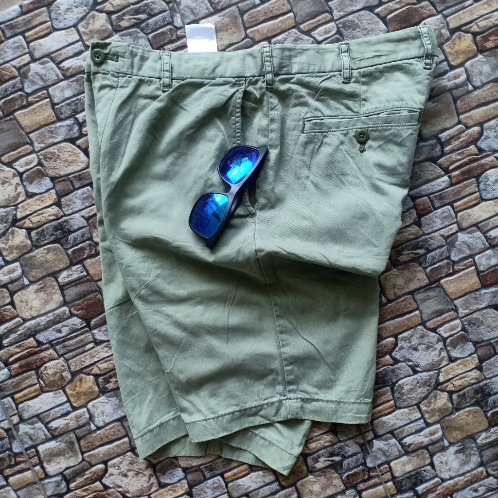Celana pendek chinos pria brand UNIQLO original pl