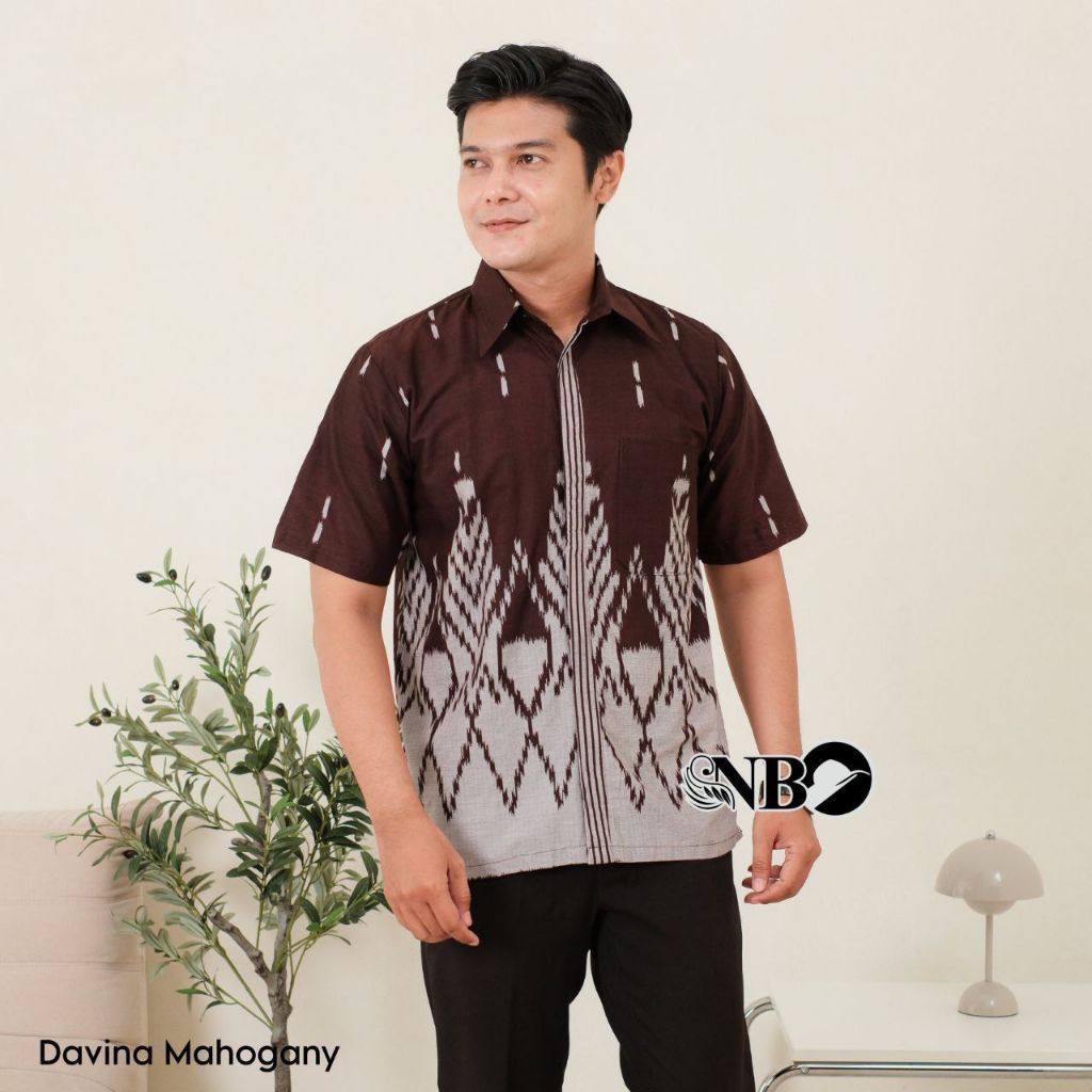 DAVINA MAHOGANY BAJU BATIK PRIA MOTIF DAVINA MAHOGANY KEMEJA BATIK PRIA LENGAN PENDEK