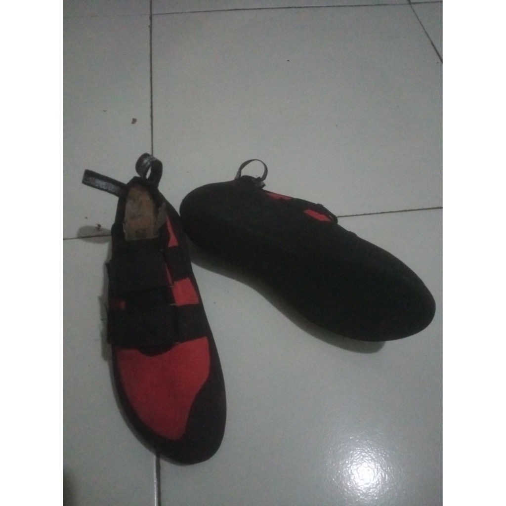 sepatu panjat tebing