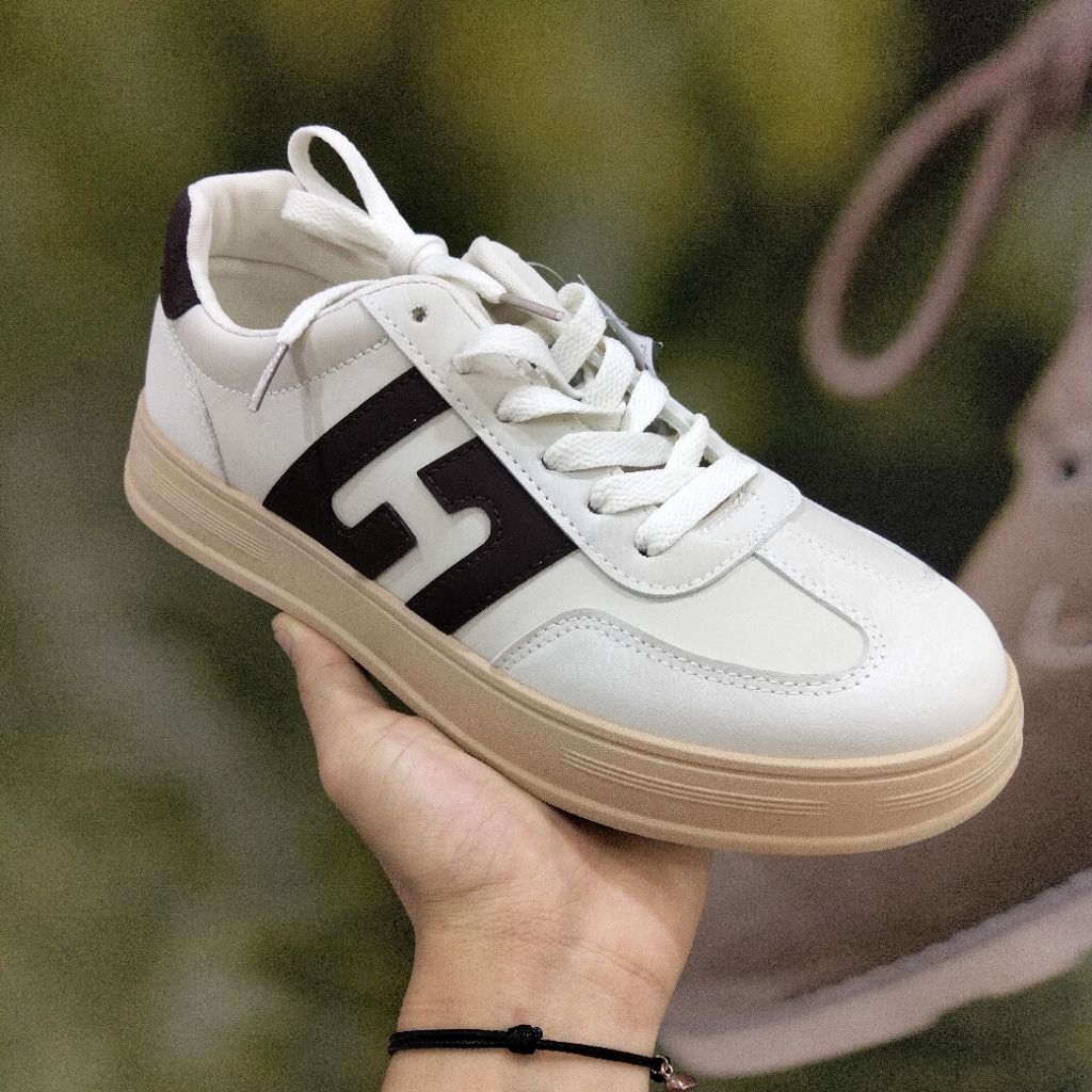 Sepatu Sneakers Casual Pria | By RockValley