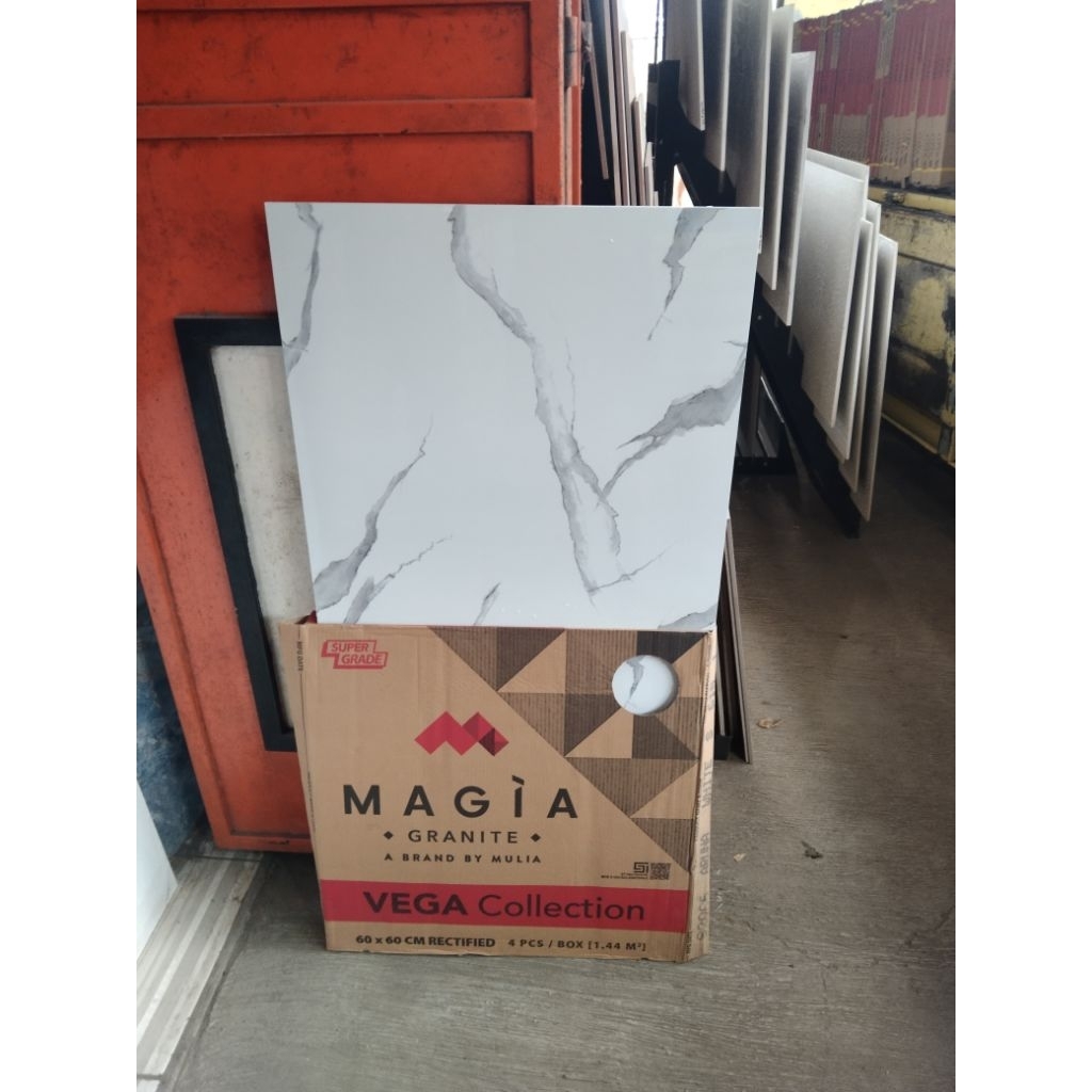 granit 60x60 glosy dasar putih carara