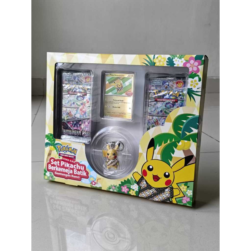 ORIGINAL POKEMON TCG Bimbingan Rasi Set Pikachu Berkemeja Batik Keychain - Kartu Pikachu Batik HOLO 