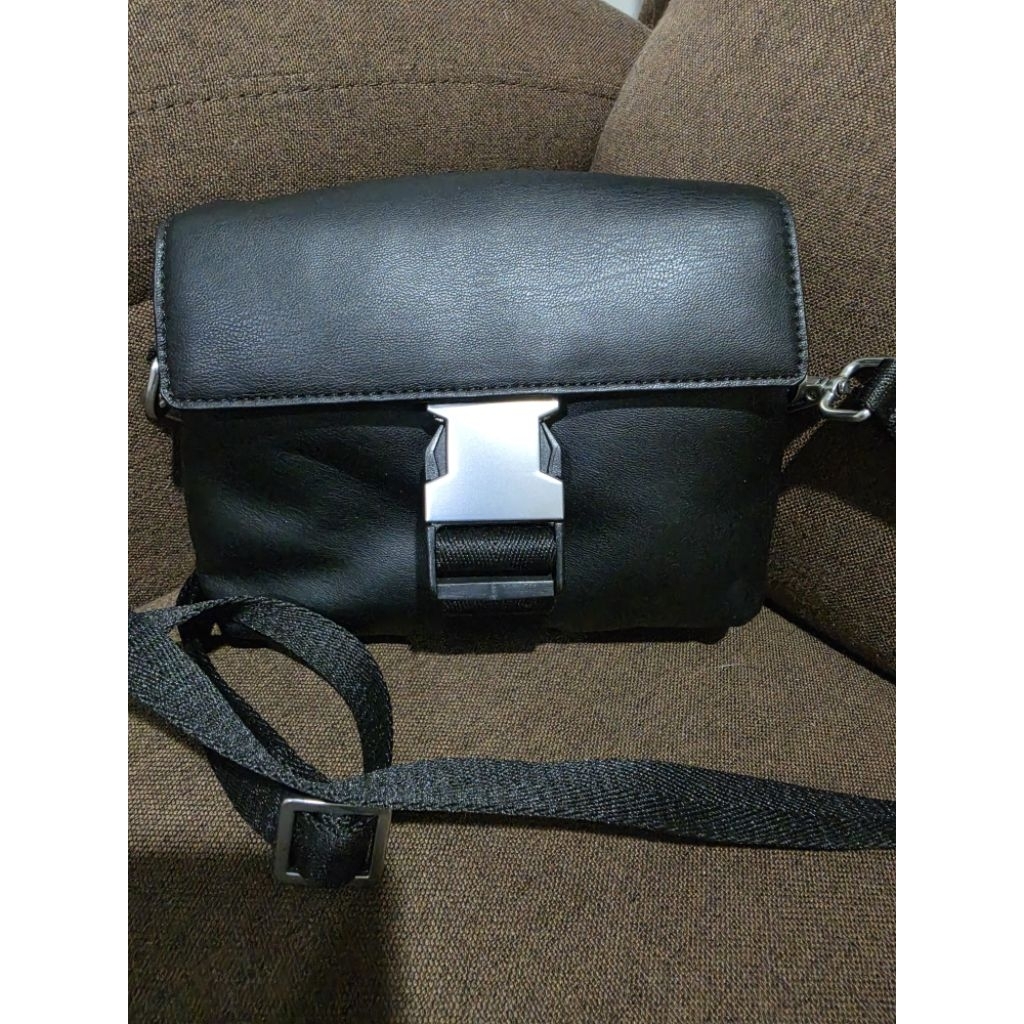 Tas Selempang Pria ZARA Original - Sling Bag Hitam Minimalis Premium / Tas Zara Men Crossbody