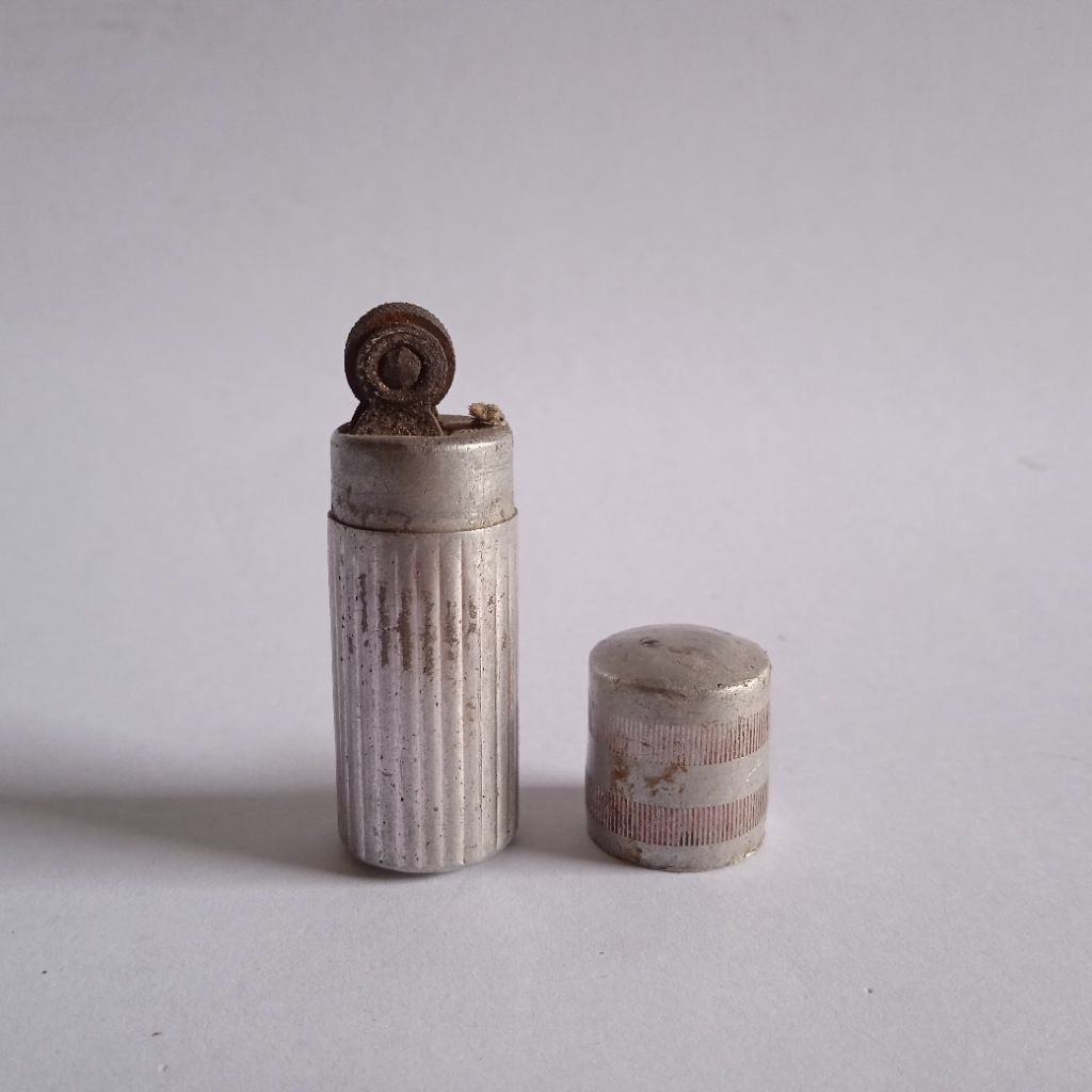 Antik Vintage Korek Api Minyak 1940's Bodi Logam Aluminium Kondisi Off Utuh Tua Layak Koleksi