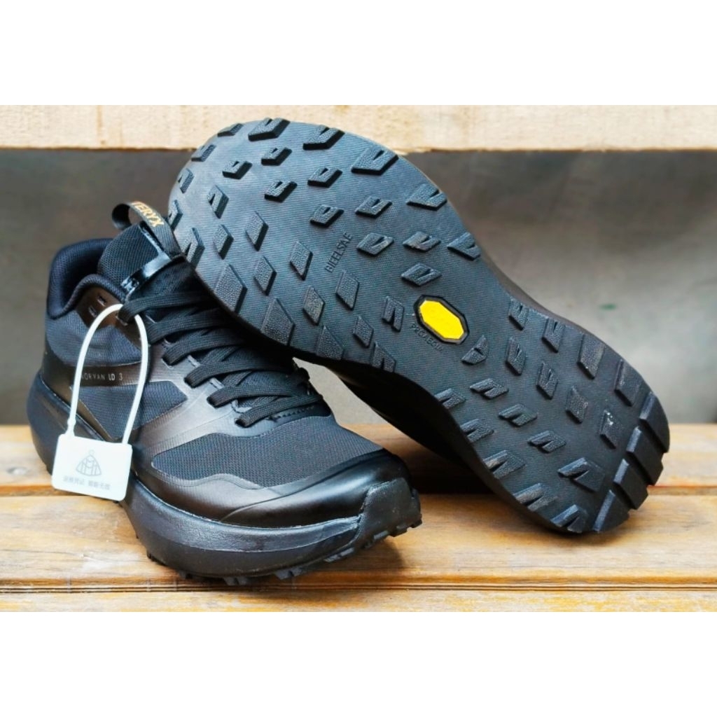 Sepatu tracking arcteryx size 40