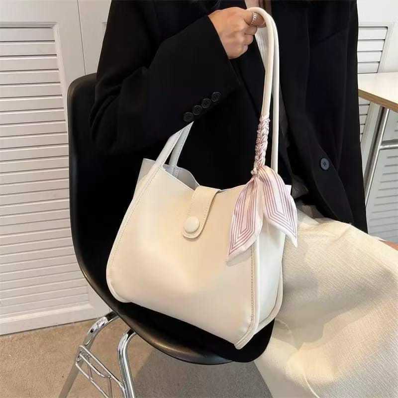 Tas Gempita Wanita Miniso Premium - Putih, Kulit Sintetis Tebal, Desain Polos Elegan