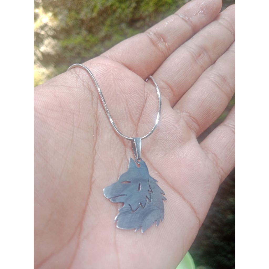 Kalung titanium kepala Serigala