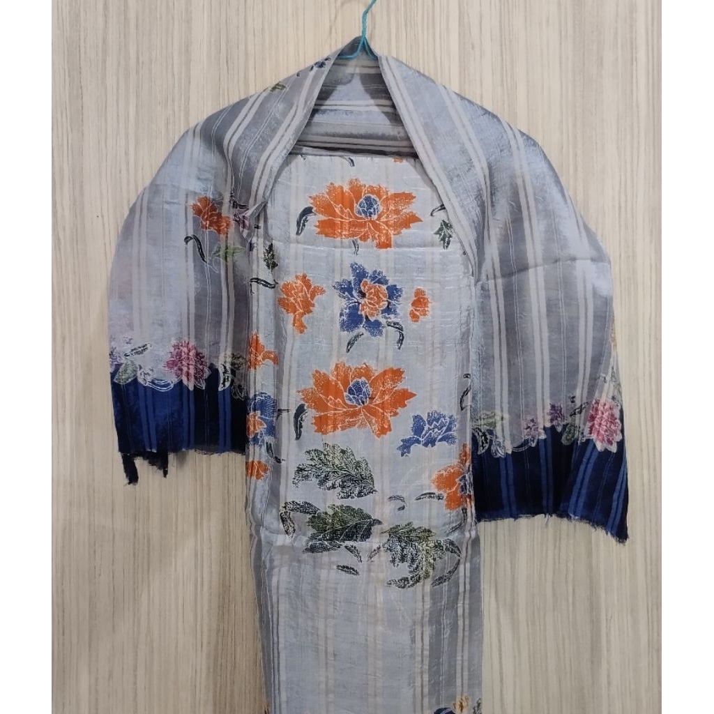 Kain gamis bahan serat warna biru motif bunga garis putih