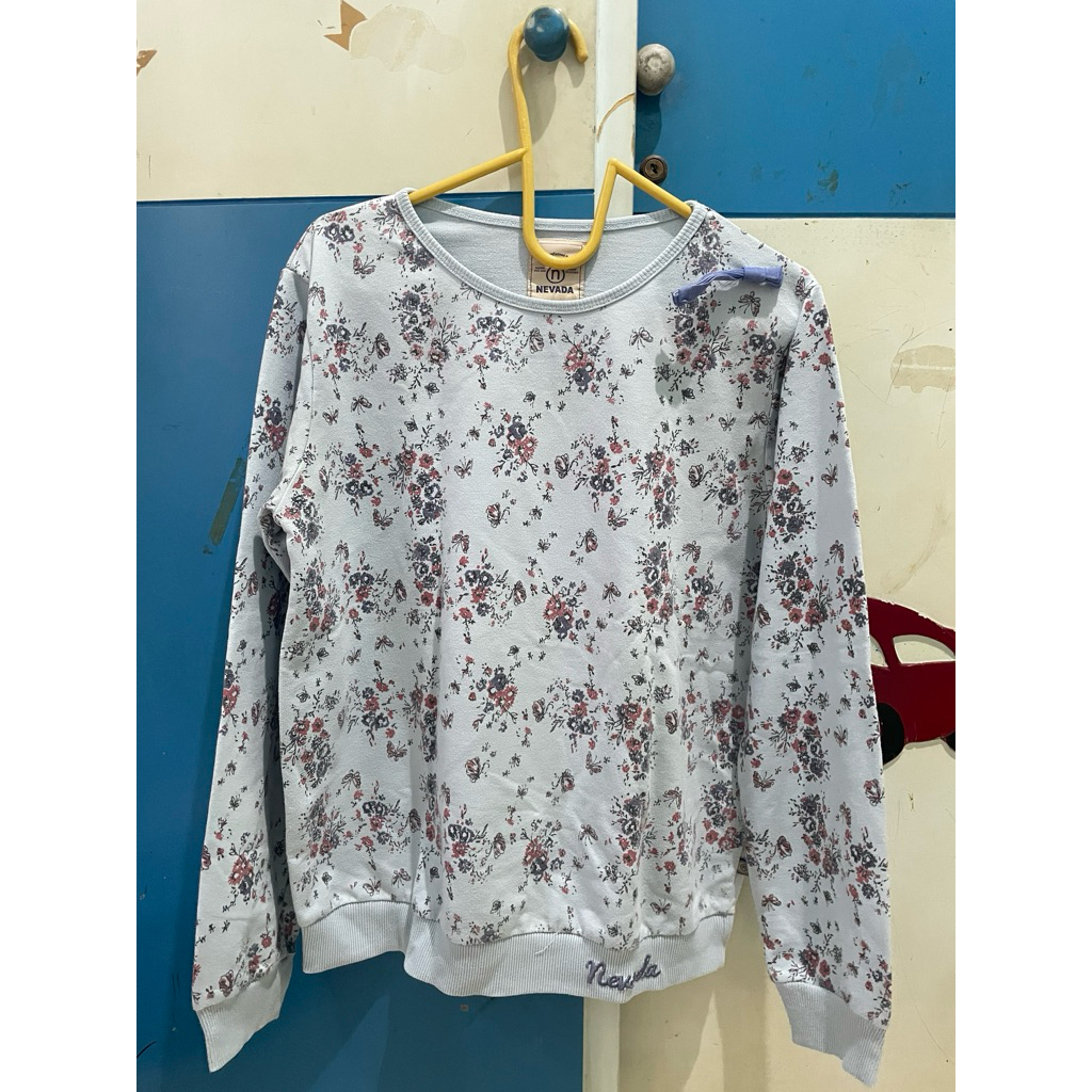 crewneck blue flower