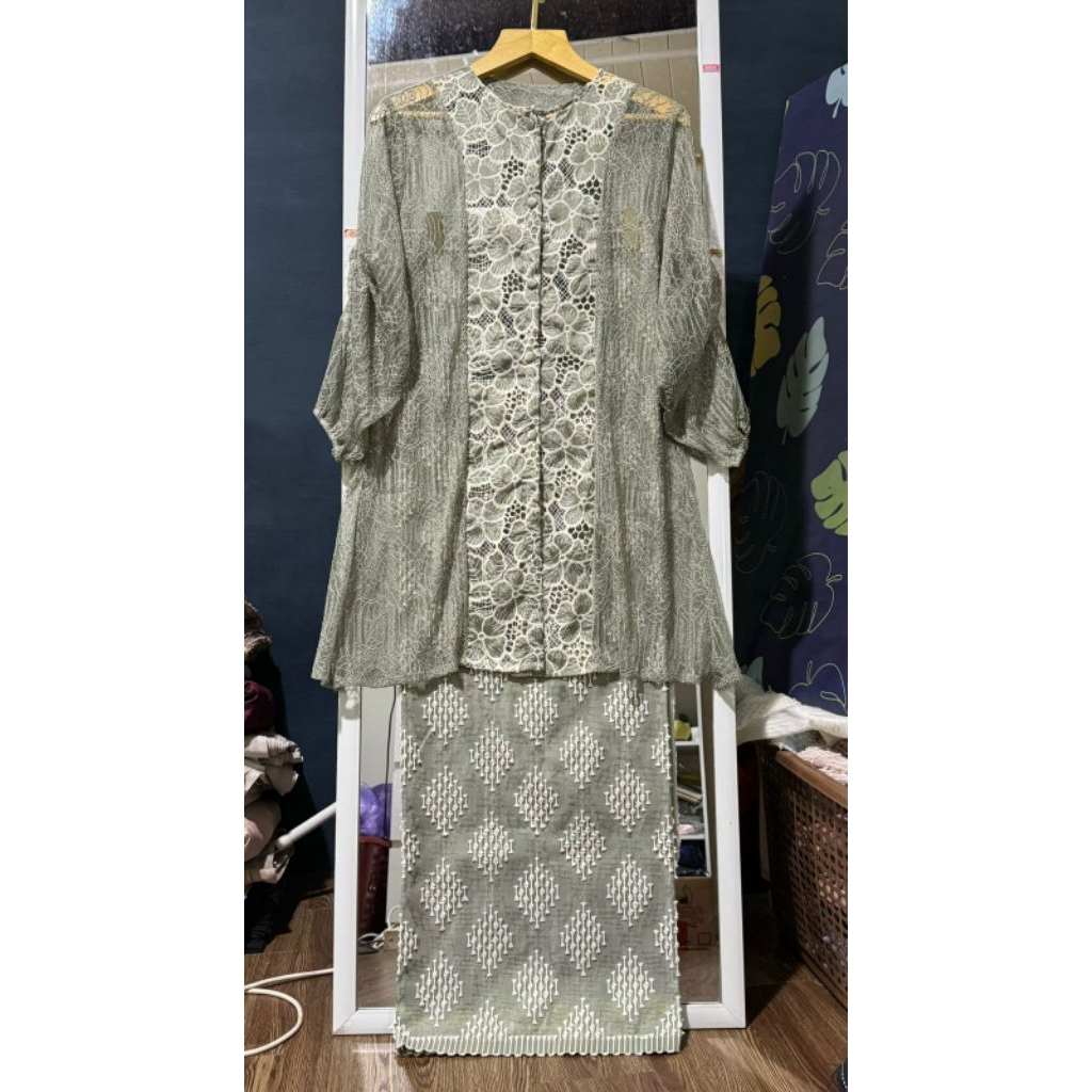 "Setelan Kebaya Bordir Eksklusif & Rok Lilit Tenun Bulu - Sage Green Edition"