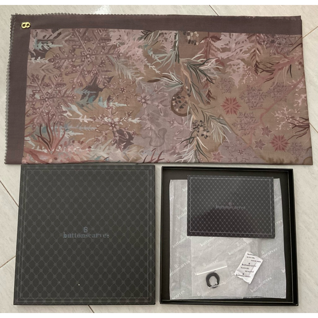 (PRELOVED) Buttonscarves Frozen