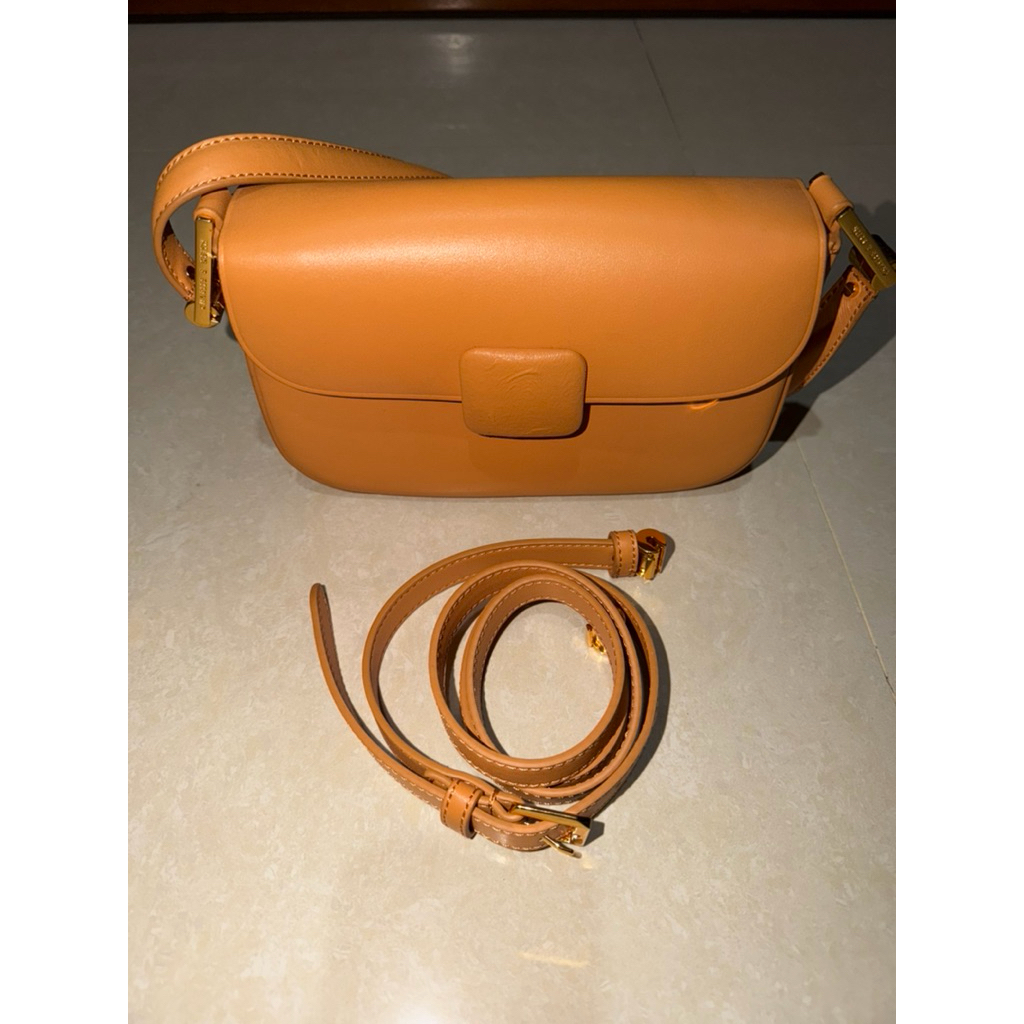 Preloved Tas wanita Charles & Keith
