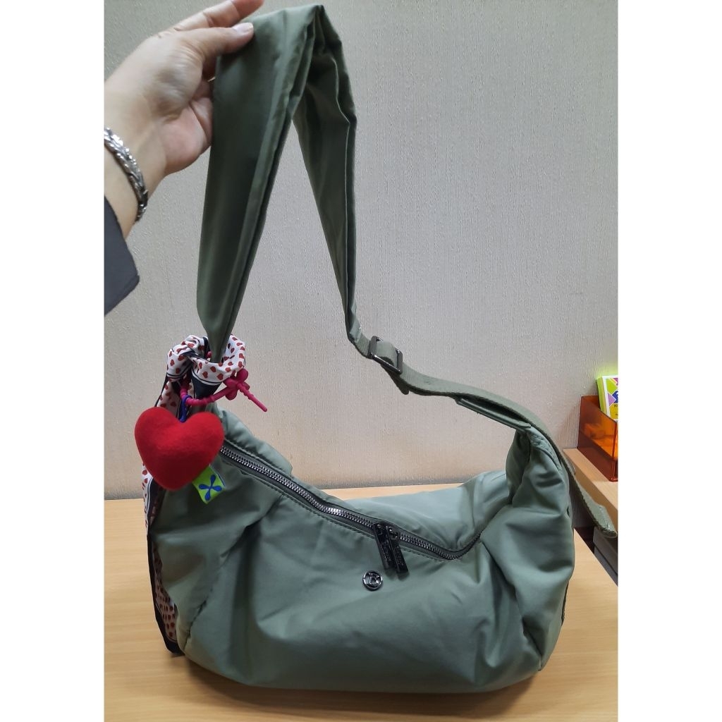 Preloved - Tas selempang hijau wanita merk Belleza