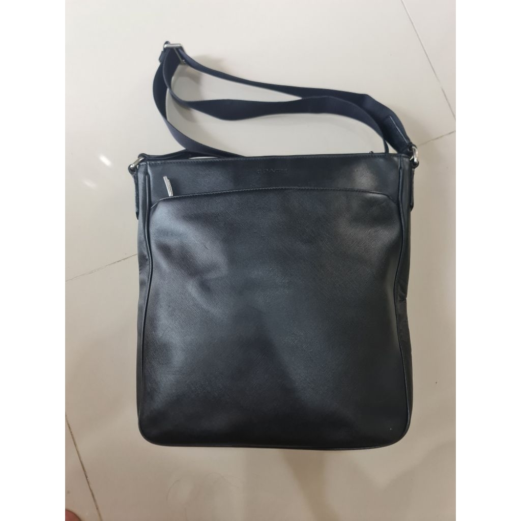 114. Tas SlingBag Pria Coach New York Black
Mantan / Bekas / Second

Size : 31cm x 6cm × 31.5cm

Bah