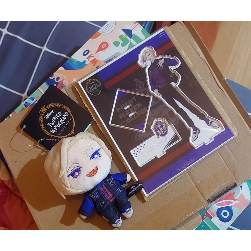 Vil Schoenheit Twisted Wonderland plushie + standee