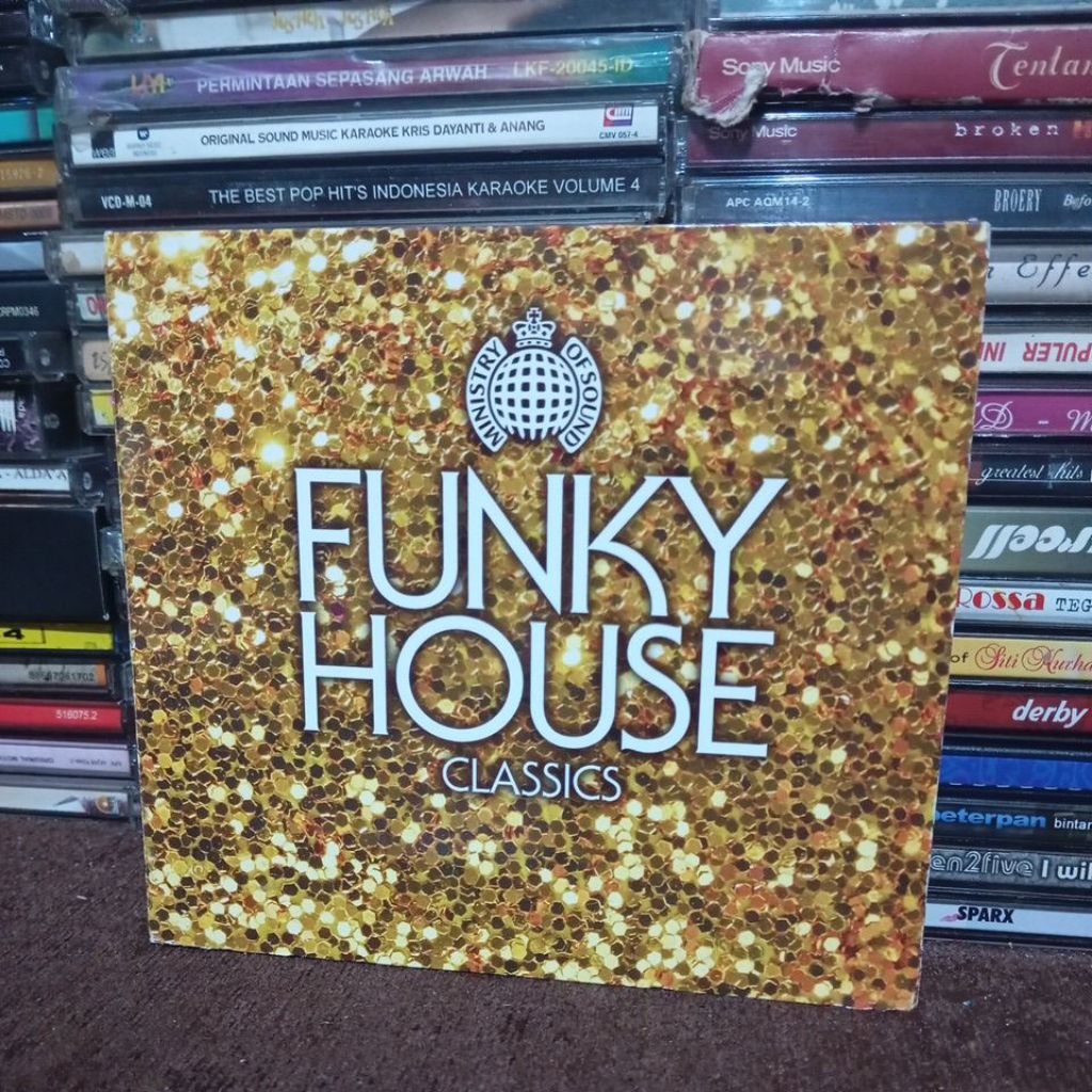 cd funky house classics (triple disc)