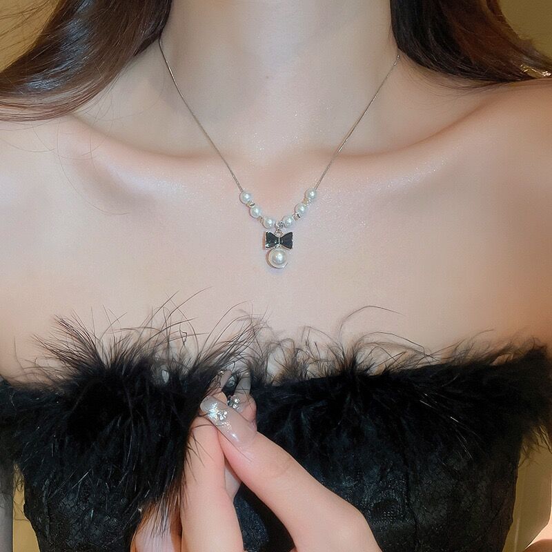 Kalung Mutiara Simpel dengan Liontin Pita Hitam dan Mutiara Tunggal yang Menawan