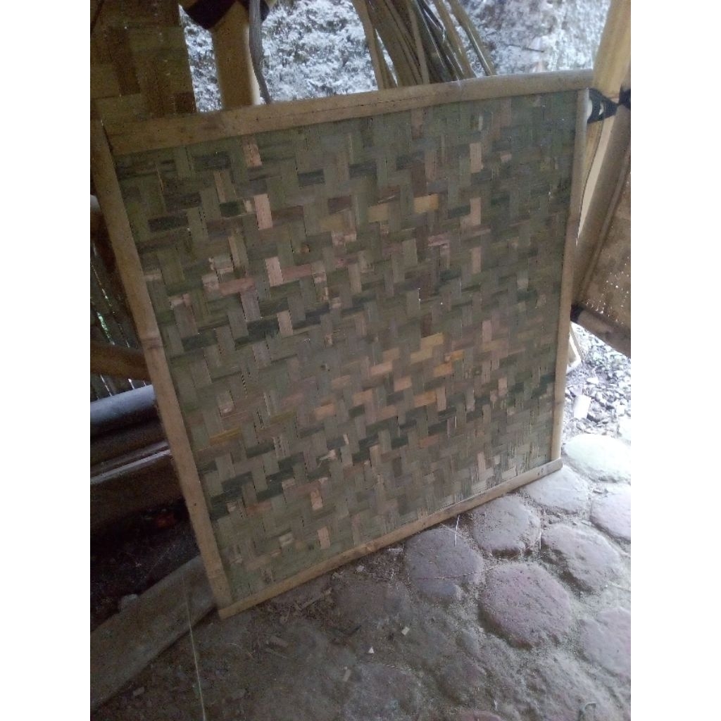 Bilik bambu hinis polos di frame