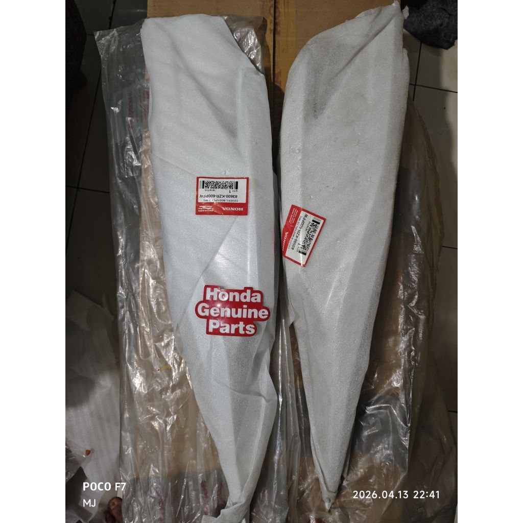 83600KZR600PFW &  83500KZR600 PFW / BODY KIRI DAN KANAN VARIO 125 KZR PUTIH
