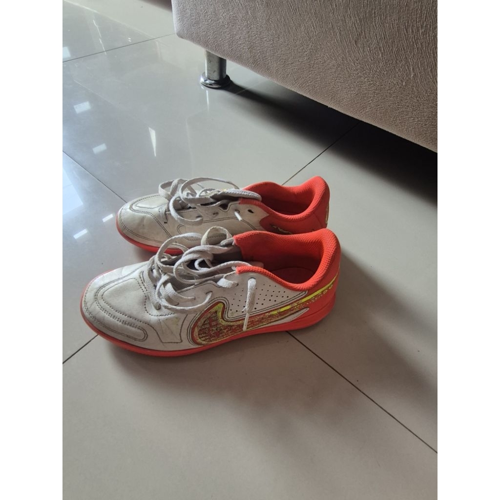 sepatu futsal Nike tiempo