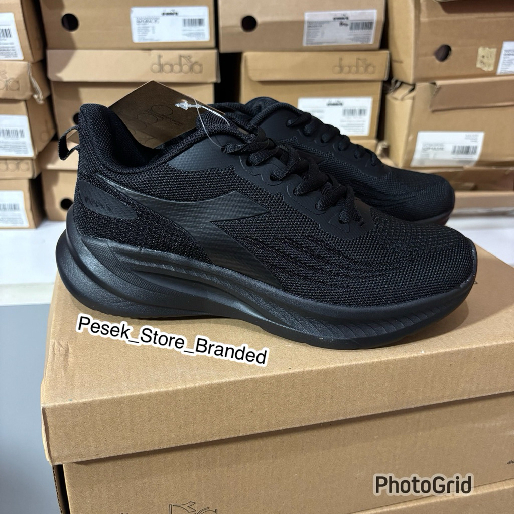 Sepatu Diadora Niva full hitam size 36 saja original sale