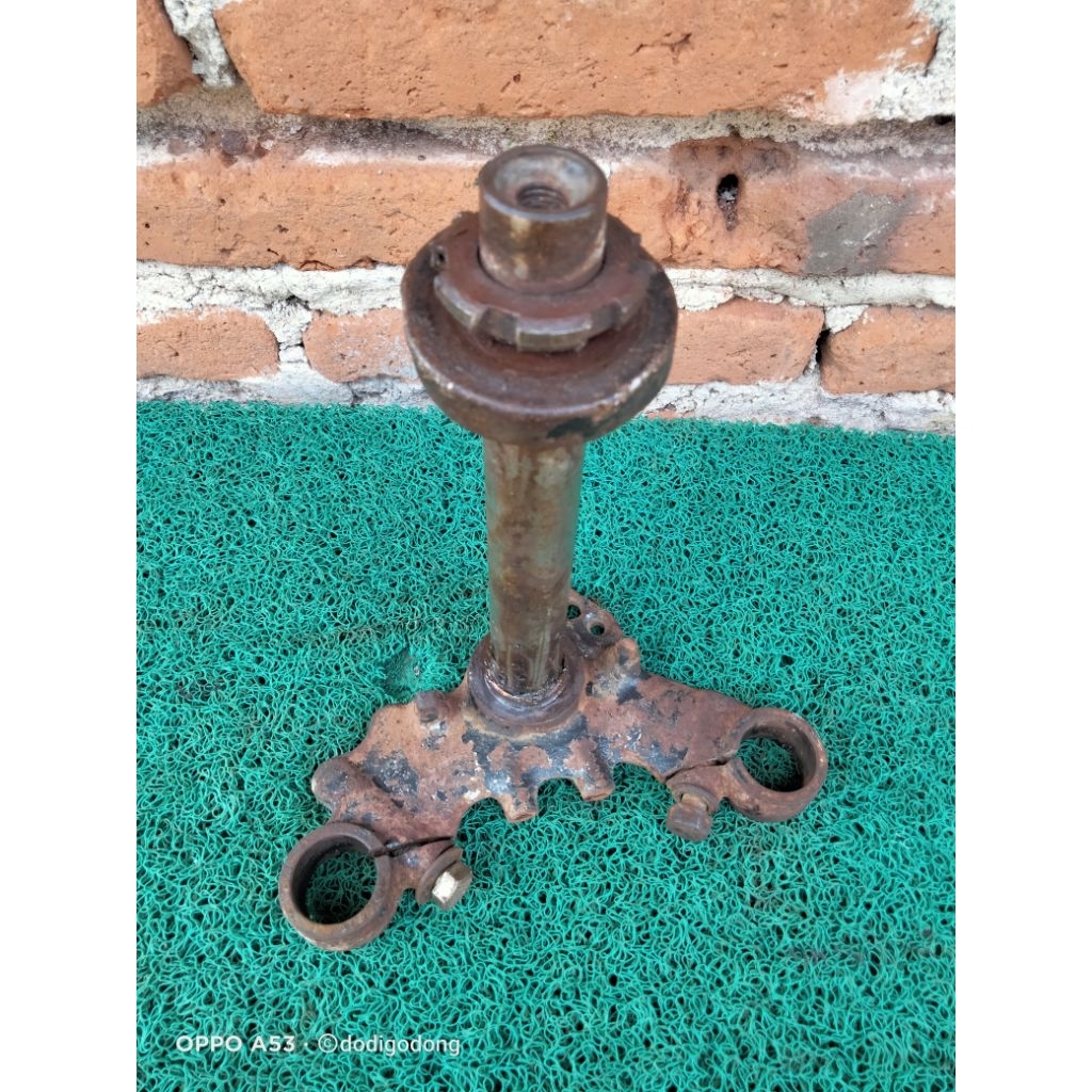 Segitiga T Bawah Skok Shock Depan Yamaha RS 100 LS3 Original
