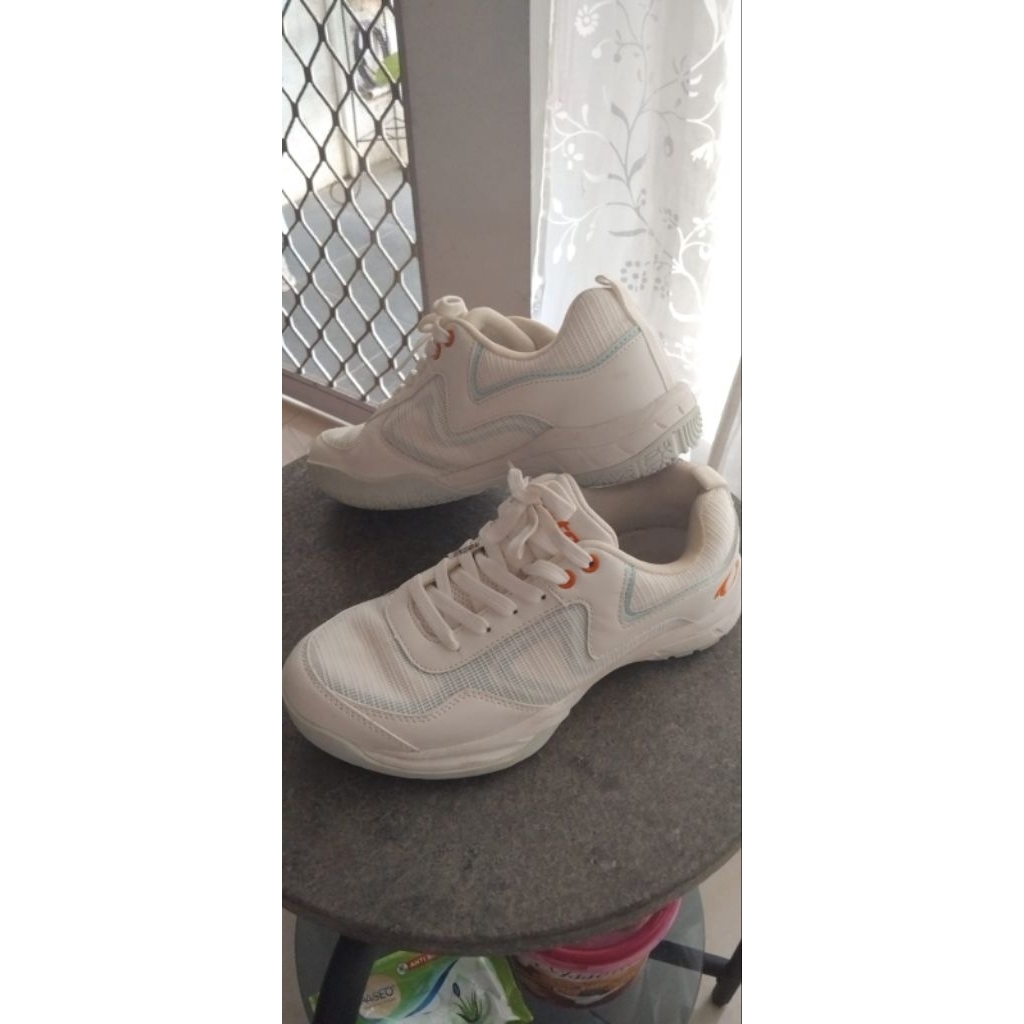 sepatu badminton wanita astec (preloved)