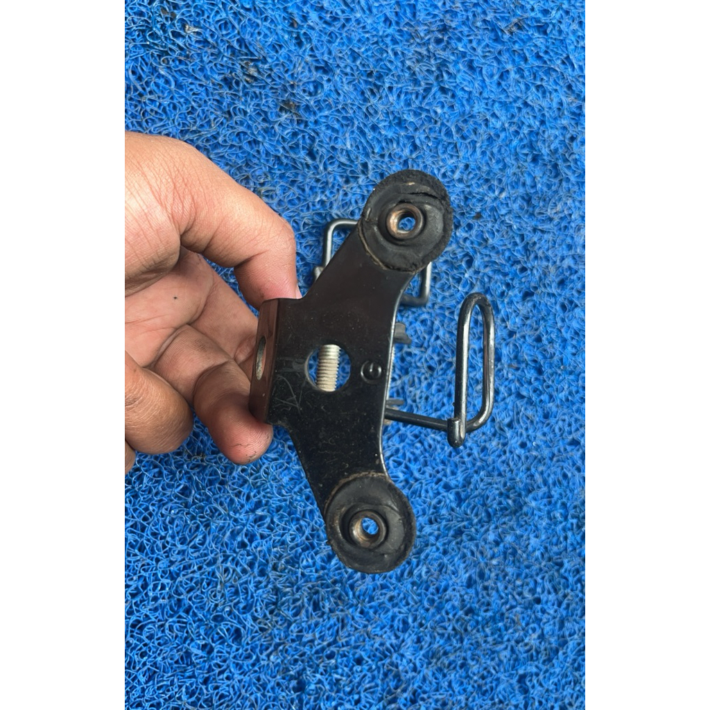 BRACKET/BREKET BESI DUDUKAN TAMENG DASI PANEL DEPAN ORIGINAL HONDA BLADE OLD 110 KWB