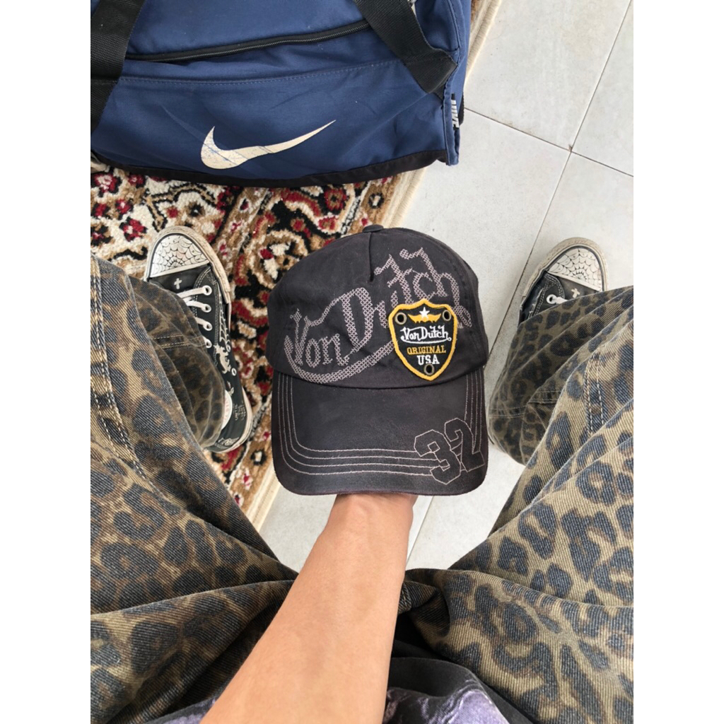Rare Von Dutch Casual Baseball Cap in Black with Embroidered Logo and Number "32"