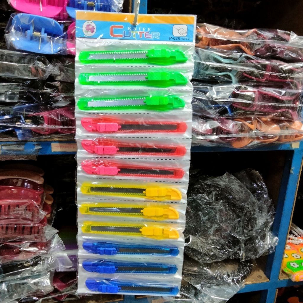 Pisau cutter Kater Kecil Warna transparan  1 lusin (12pcs)