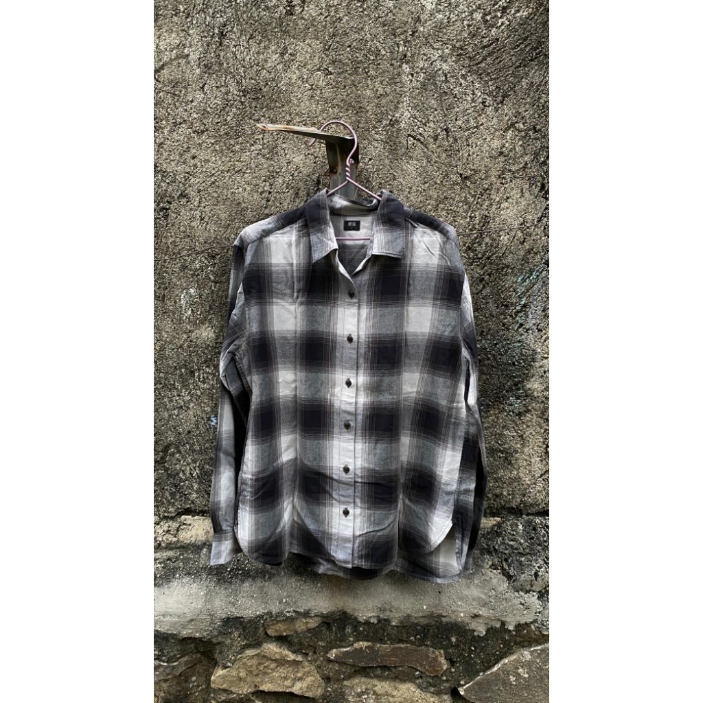 preloved kemeja uniqlo wanita kotak kotak hitam