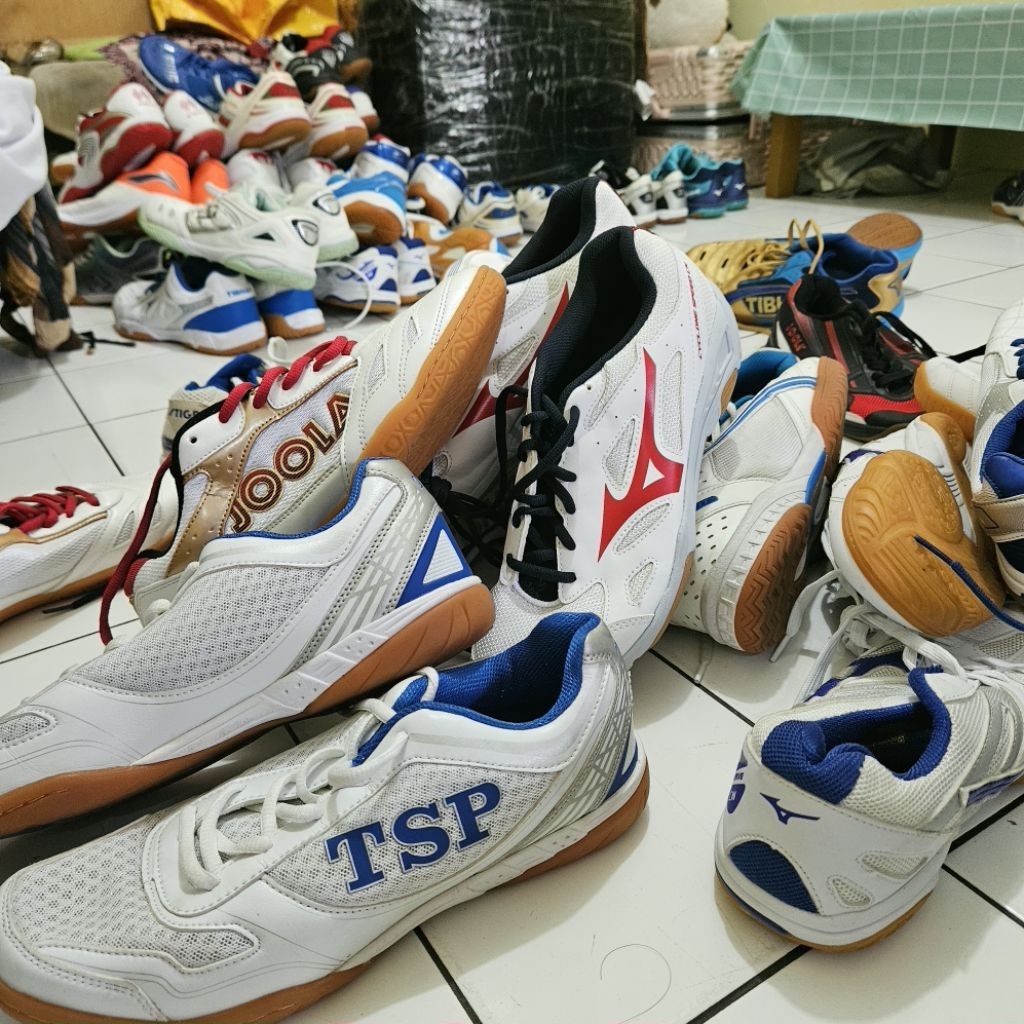 sepatu tenis meja