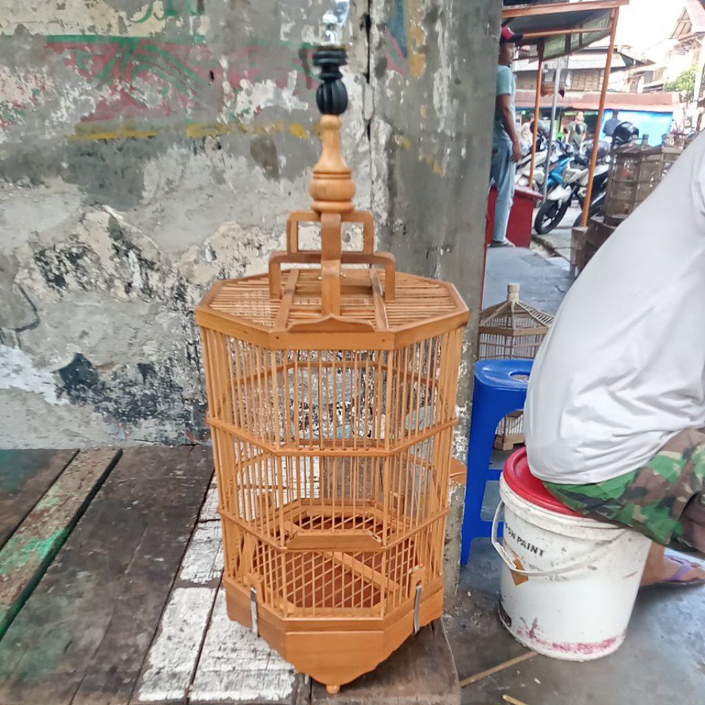 sangkar segi 8 kayu jati pernis buat burung kecil