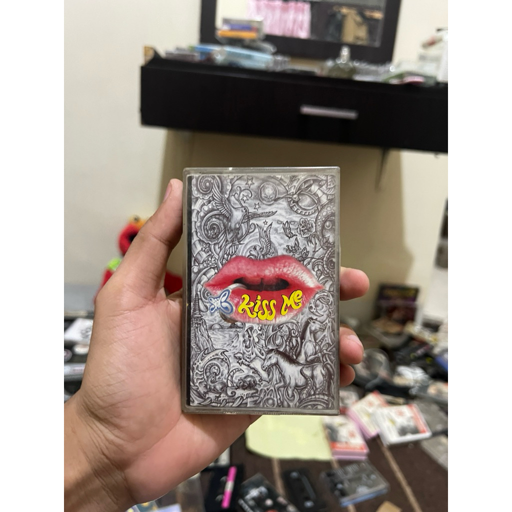 kaset pita slank kiss me